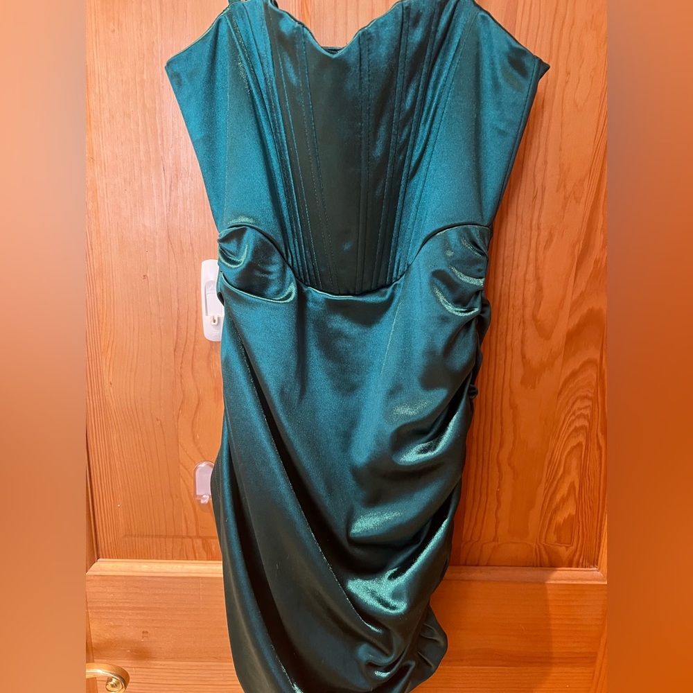 Green satin sweetheart neckline bodycon mini dress